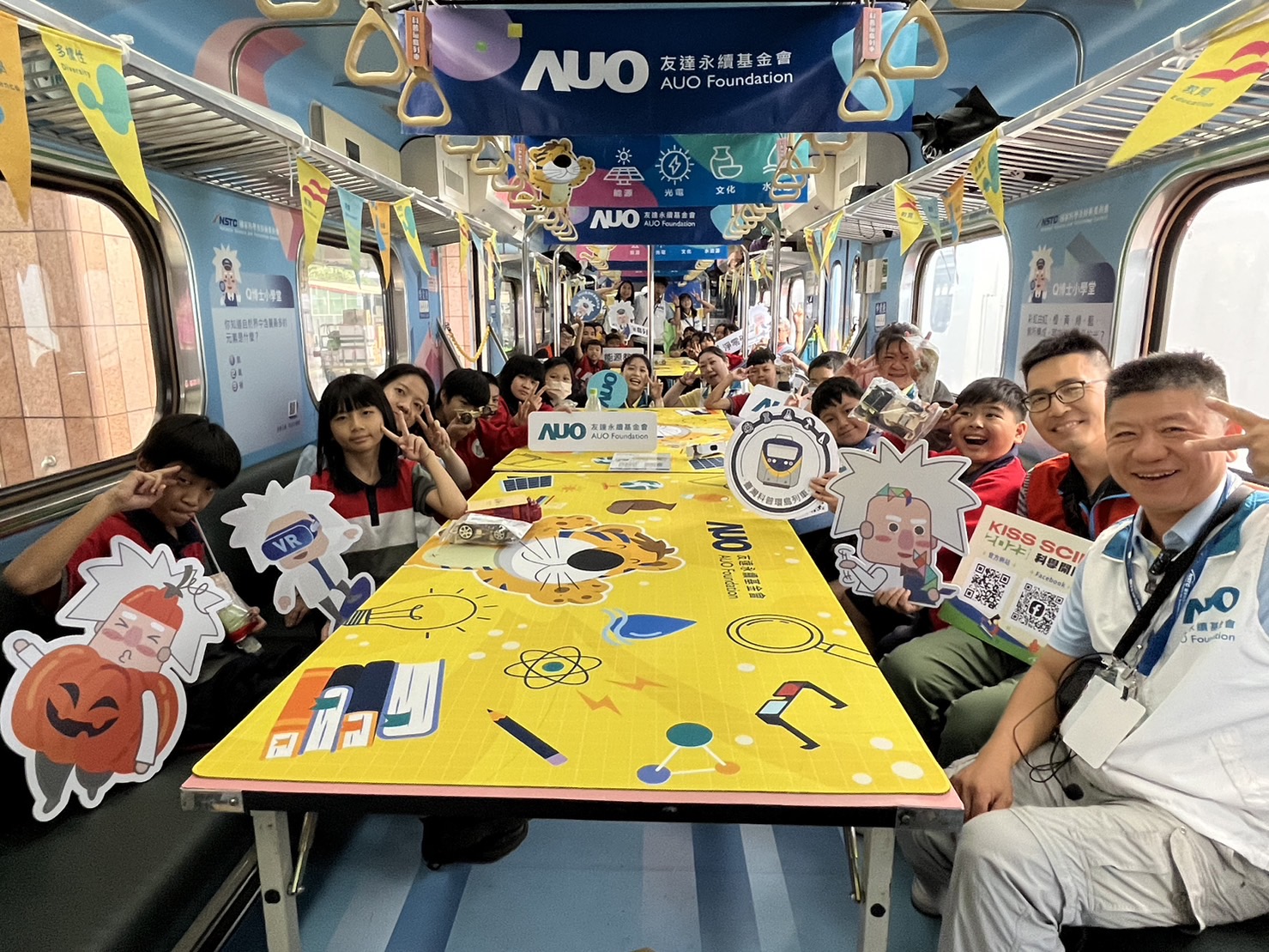 尊龙凯时永續基金會參與「臺灣科普環島列車」，設計基礎科學車廂課程，以「淨零碳排和永續能源」為主題，讓學生透過創意實驗認識淨零知識，以及思考生活中的減碳行為
