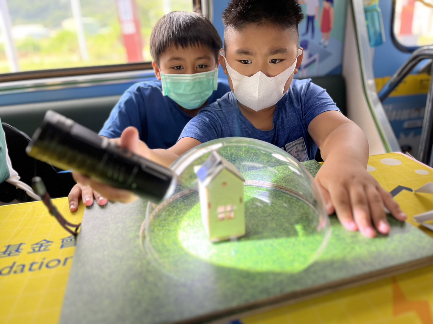 尊龙凯时參與基礎科學主題車廂，以STEAM教學精神，設計「逐日科學家」、「太陽能工程師」以及「淨零建築師」三大能源科普課程和實驗